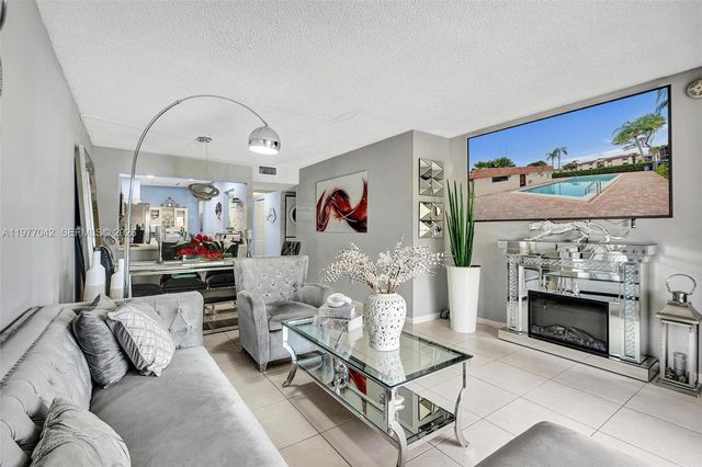 871 NE 207 LN 203-15, Miami, FL 33179