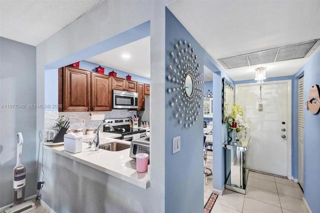 871 NE 207 LN 203-15, Miami, FL 33179