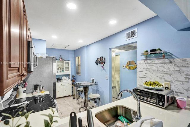 871 NE 207 LN 203-15, Miami, FL 33179