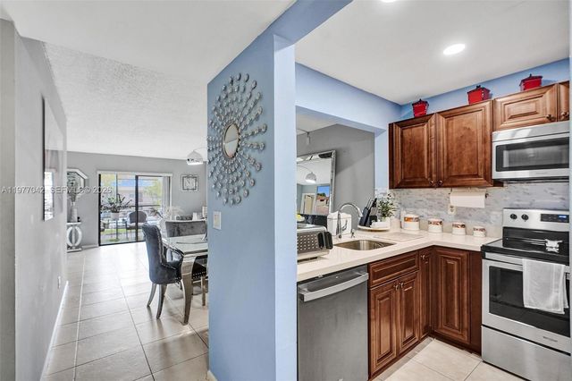 871 NE 207 LN 203-15, Miami, FL 33179