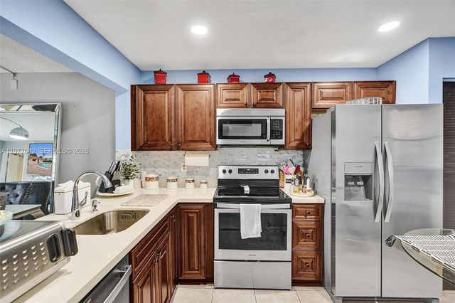 871 NE 207 LN 203-15, Miami, FL 33179