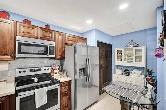 871 NE 207 LN 203-15, Miami, FL 33179