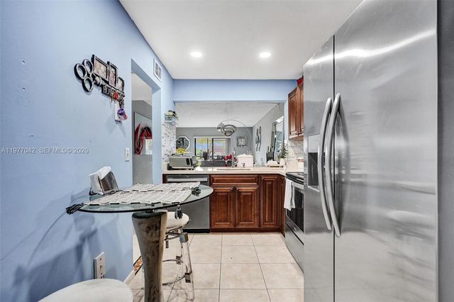 871 NE 207 LN 203-15, Miami, FL 33179