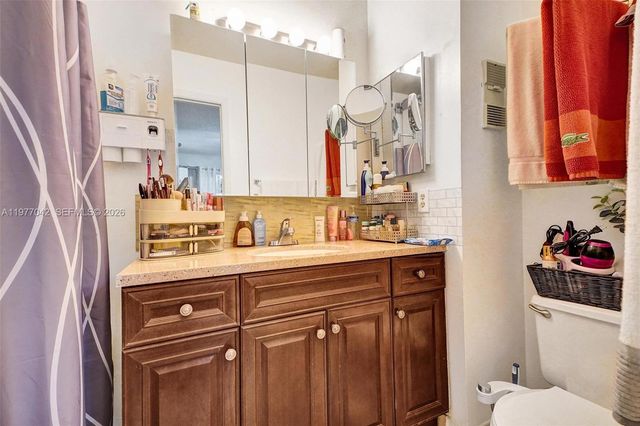 871 NE 207 LN 203-15, Miami, FL 33179