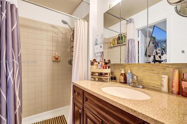 871 NE 207 LN 203-15, Miami, FL 33179