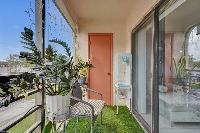 871 NE 207 LN 203-15, Miami, FL 33179