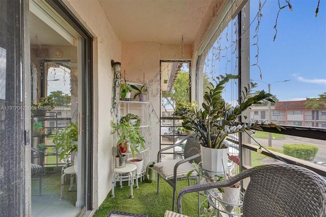 871 NE 207 LN 203-15, Miami, FL 33179