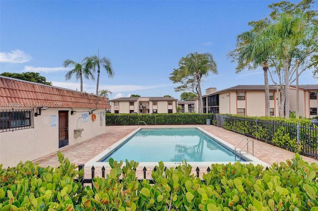 871 NE 207 LN 203-15, Miami, FL 33179