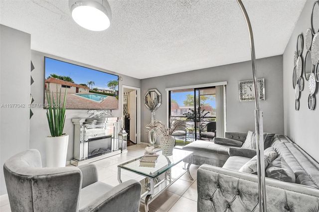 871 NE 207 LN 203-15, Miami, FL 33179