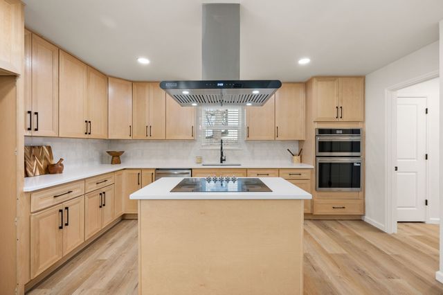 905 Brestol Court W, Bedford, TX 76021