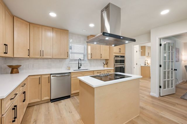 905 Brestol Court W, Bedford, TX 76021