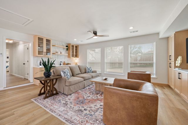 905 Brestol Court W, Bedford, TX 76021