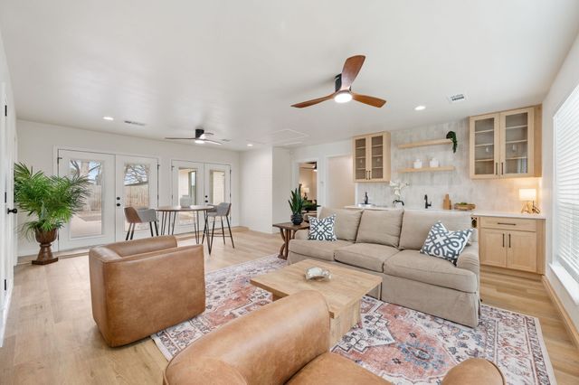 905 Brestol Court W, Bedford, TX 76021