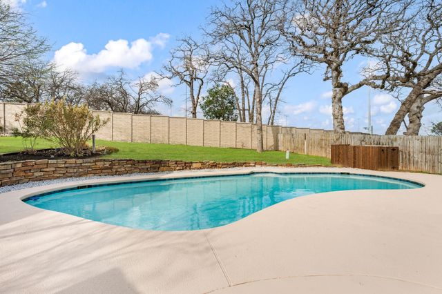 905 Brestol Court W, Bedford, TX 76021