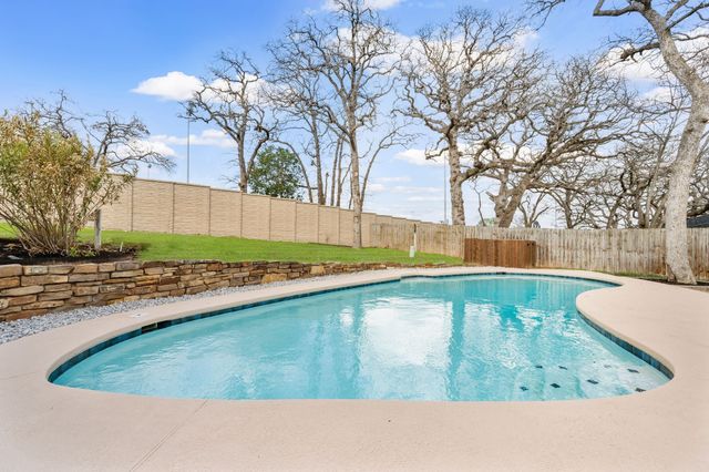 905 Brestol Court W, Bedford, TX 76021