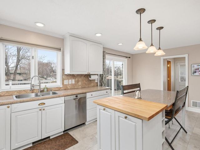 11712 Galtier Drive, Burnsville, MN 55337