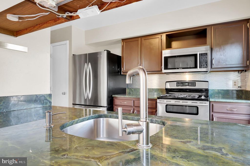 Image 9 of property listing at 20517 BARGENE WAY, Germantown, MD 20874