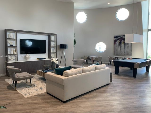 6000 Collins Ave unit 136, Miami Beach, FL 33140