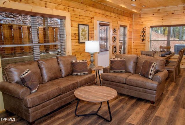 834 String Run Way, Pigeon Forge, TN 37863