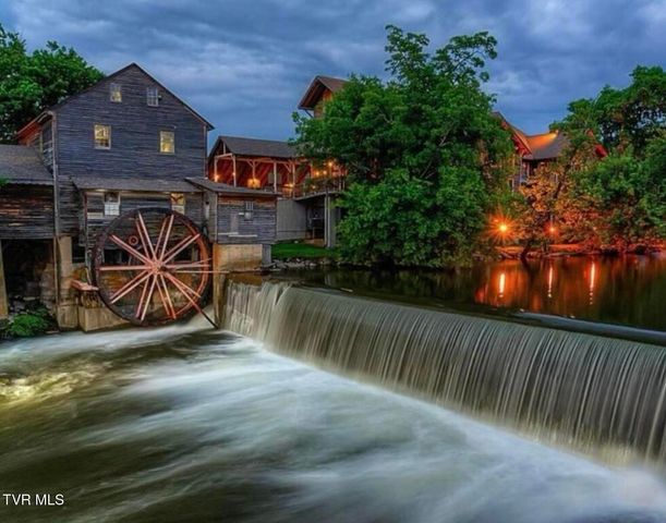 834 String Run Way, Pigeon Forge, TN 37863