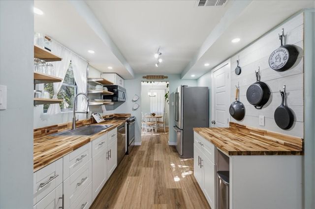 2704 Canyon Trail, Granbury, TX 76048