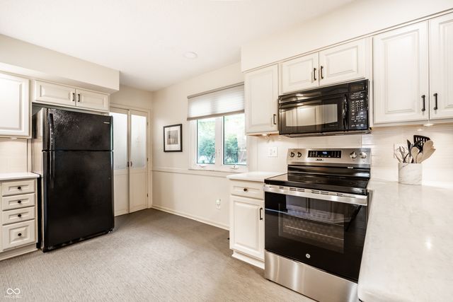 644 Lakeview Drive, Zionsville, IN 46077