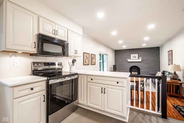 644 Lakeview Drive, Zionsville, IN 46077