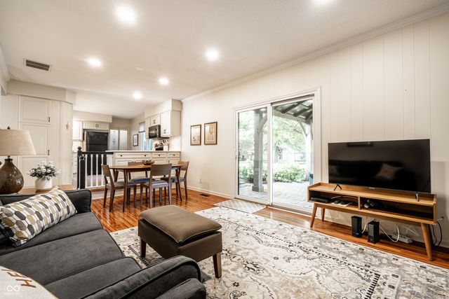 644 Lakeview Drive, Zionsville, IN 46077