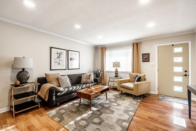 644 Lakeview Drive, Zionsville, IN 46077