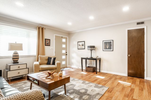 644 Lakeview Drive, Zionsville, IN 46077