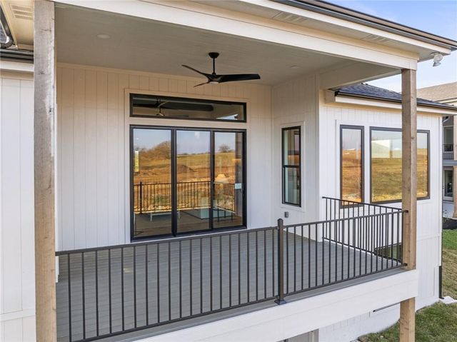 16737 S WOODSTONE Drive, Olathe, KS 66062