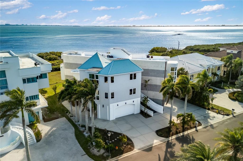 Image 2 of property listing at 5004 64TH DR W, Bradenton, FL 34210
