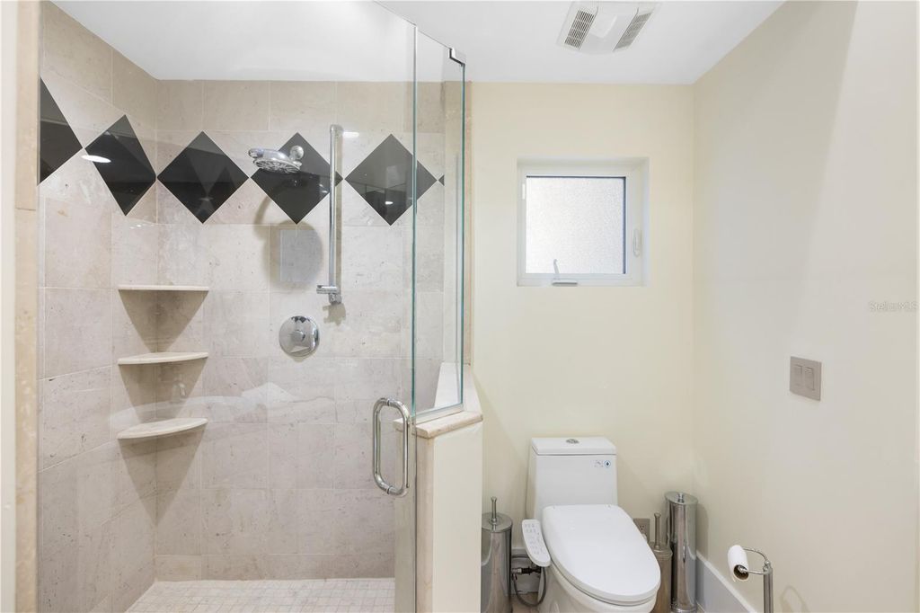 Image 37 of property listing at 5004 64TH DR W, Bradenton, FL 34210
