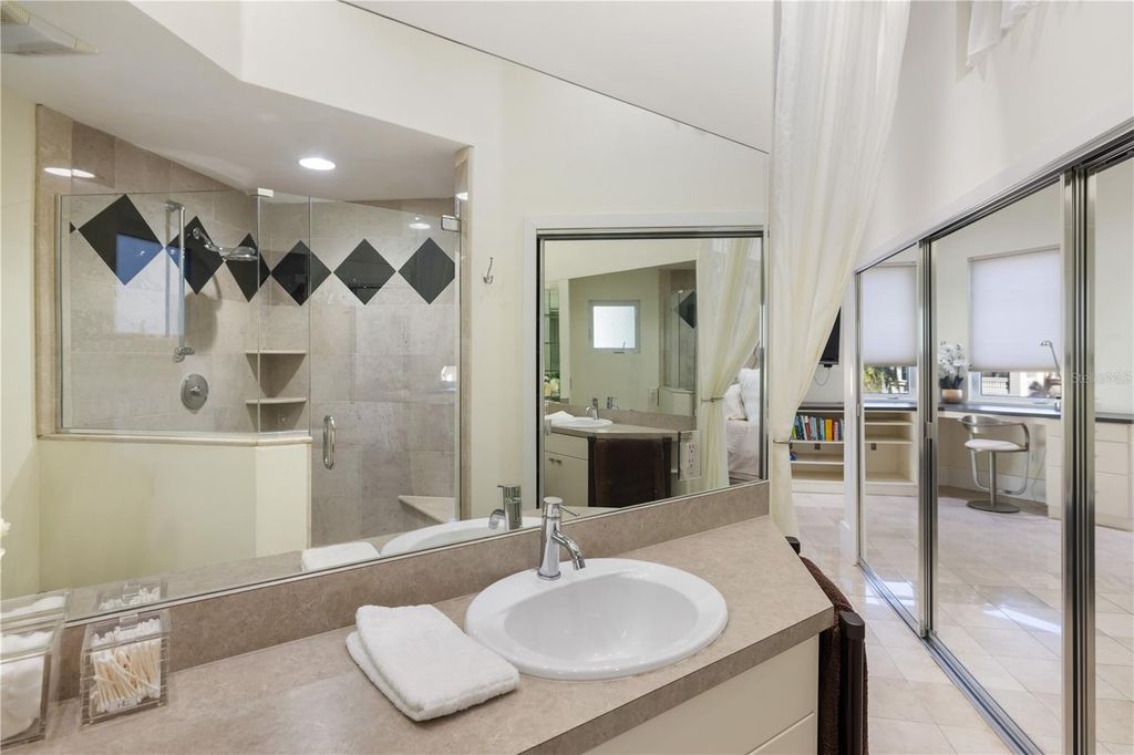 Image 38 of property listing at 5004 64TH DR W, Bradenton, FL 34210
