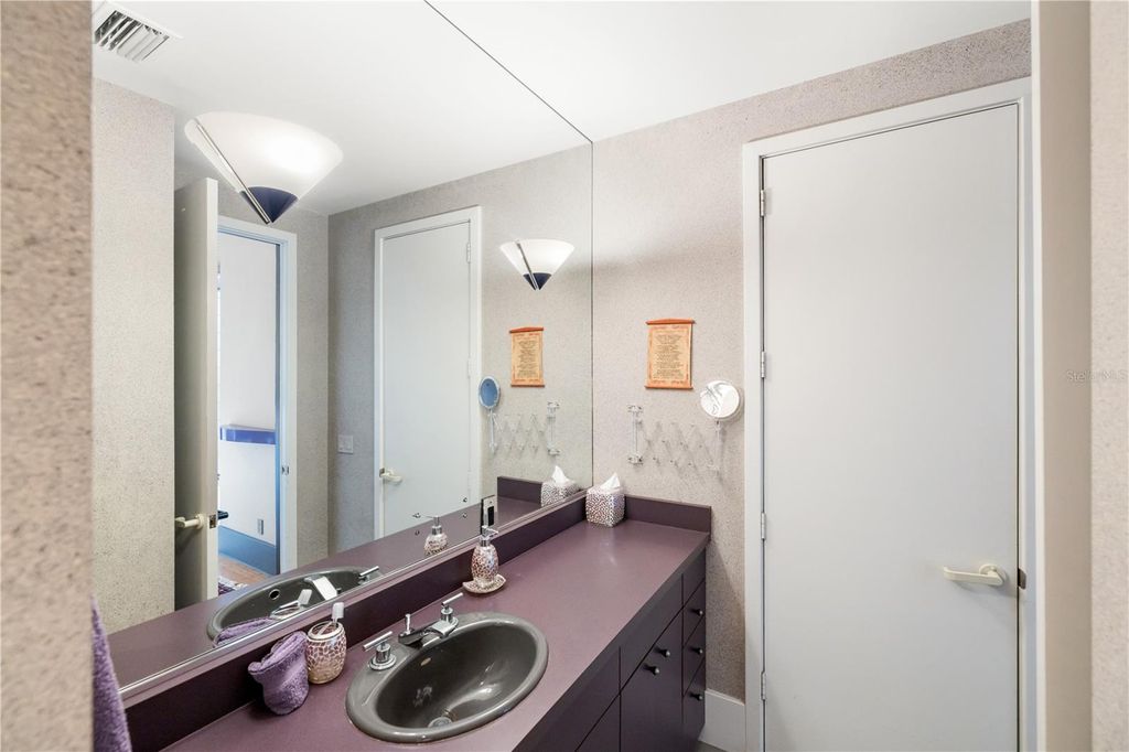 Image 45 of property listing at 5004 64TH DR W, Bradenton, FL 34210