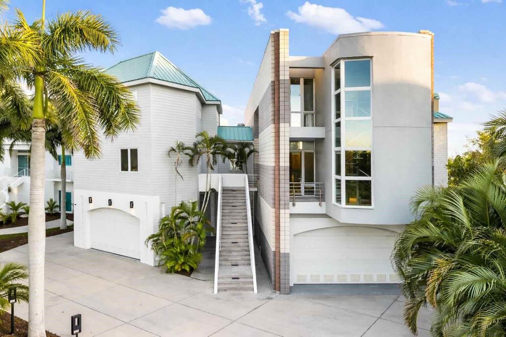 Image 8 of property listing at 5004 64TH DR W, Bradenton, FL 34210