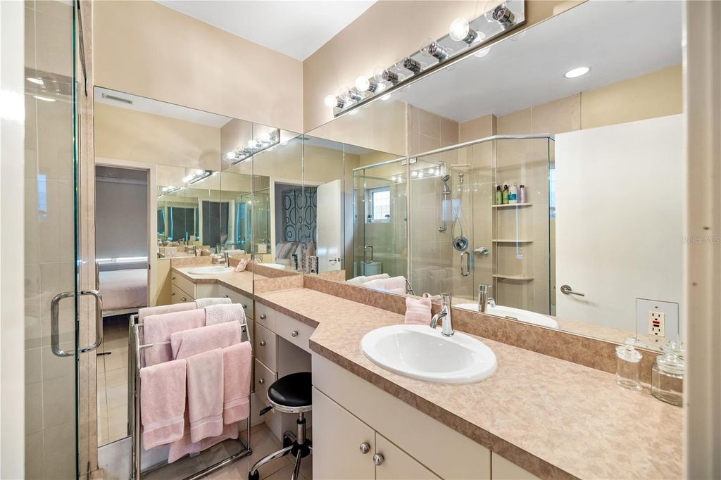 Image 72 of property listing at 5004 64TH DR W, Bradenton, FL 34210