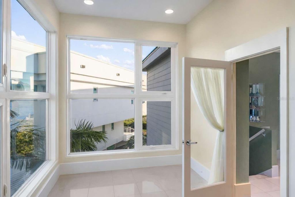 Image 73 of property listing at 5004 64TH DR W, Bradenton, FL 34210