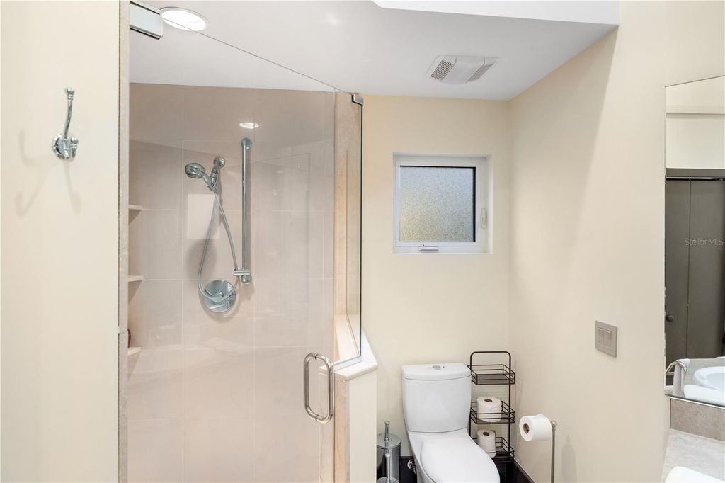 Image 76 of property listing at 5004 64TH DR W, Bradenton, FL 34210