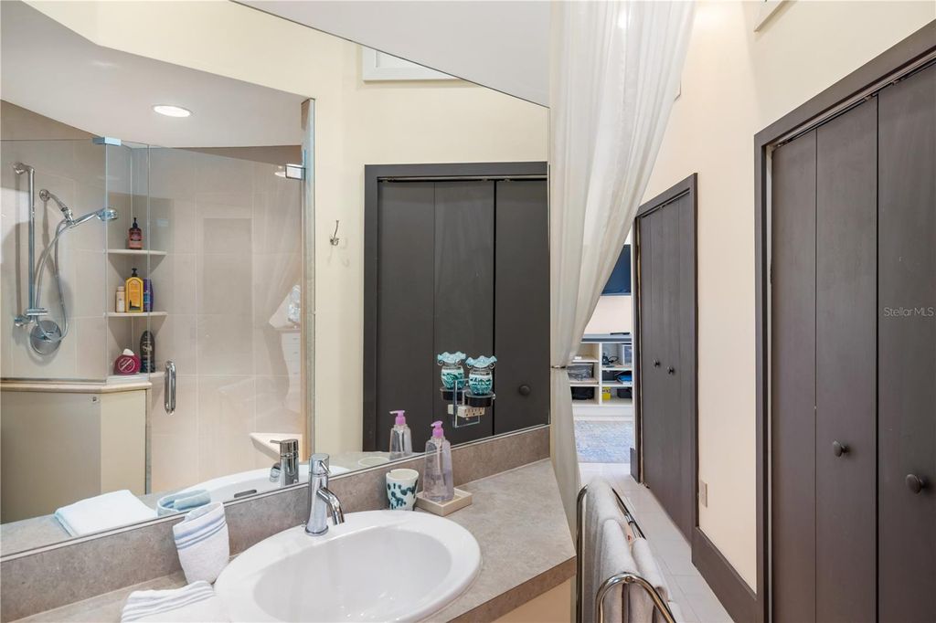 Image 77 of property listing at 5004 64TH DR W, Bradenton, FL 34210