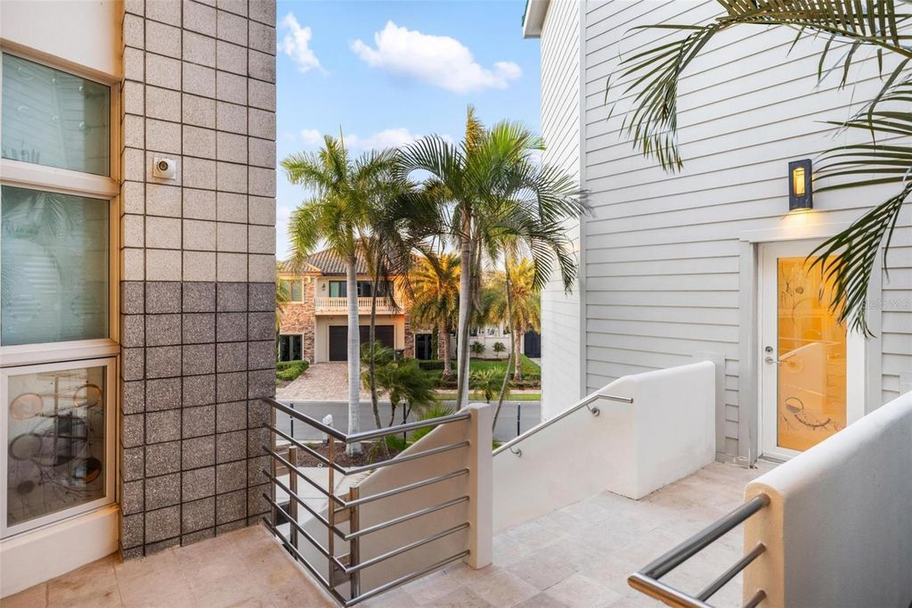 Image 9 of property listing at 5004 64TH DR W, Bradenton, FL 34210