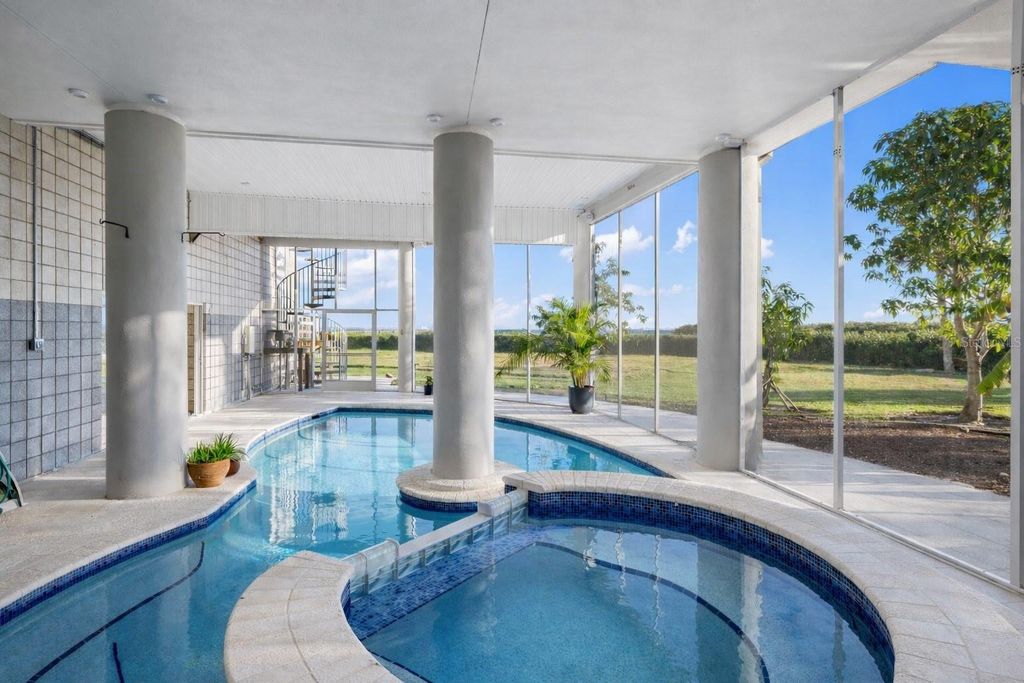 Image 81 of property listing at 5004 64TH DR W, Bradenton, FL 34210