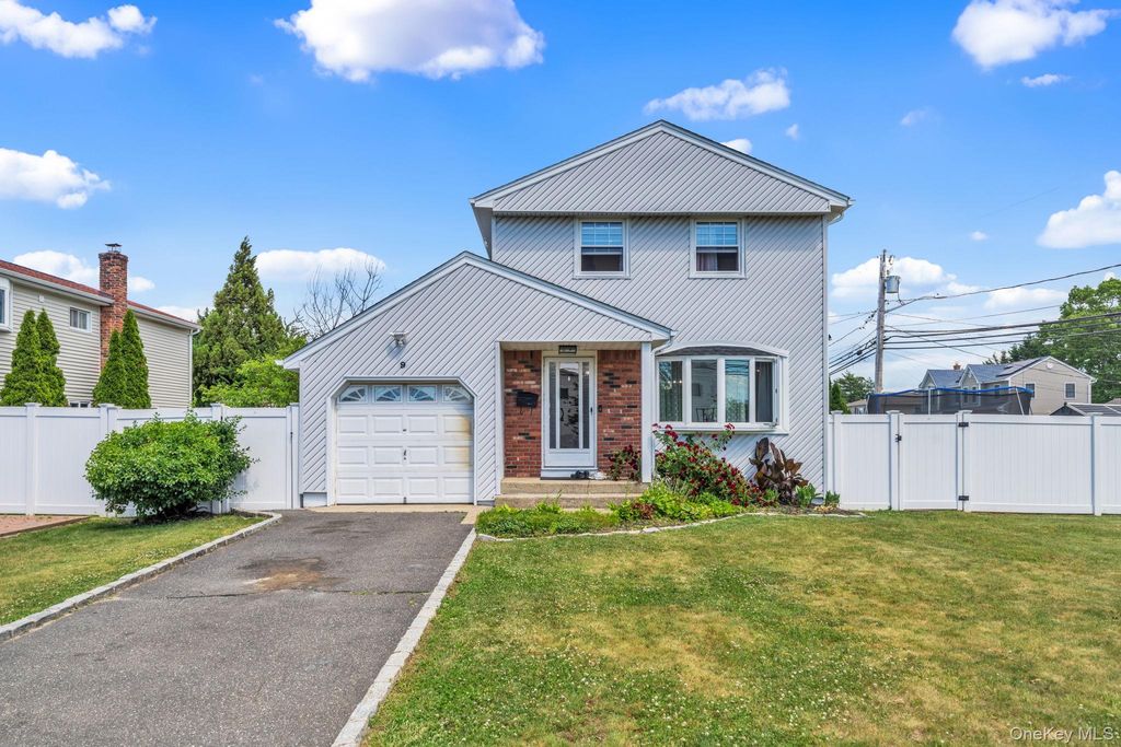 9 Nassau Avenue, West Babylon, NY 11704