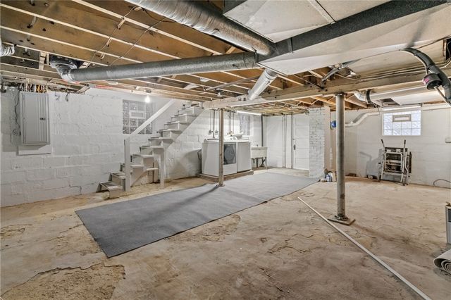 615 Woodbourne Ave, Brookline, PA 15226