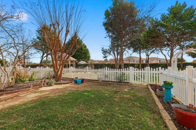 863 Lindbergh Lane, Grand Prairie, TX 75051