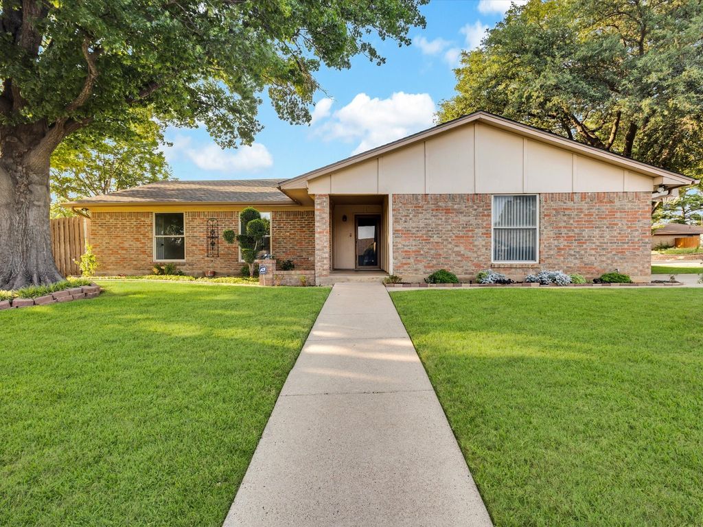 8521 Brookridge Drive, North Richland Hills, TX 76182