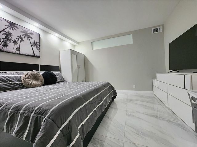 3725 S Ocean Dr 425, Hollywood, FL 33019