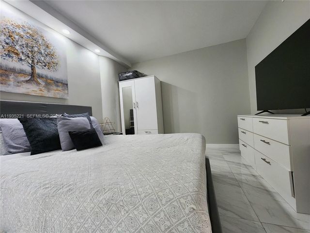 3725 S Ocean Dr 425, Hollywood, FL 33019