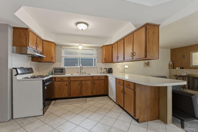 14135 Ivanhoe Drive, Warren, MI 48088