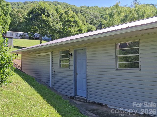 2795 Old Henson Cove Road, Canton, NC 28716